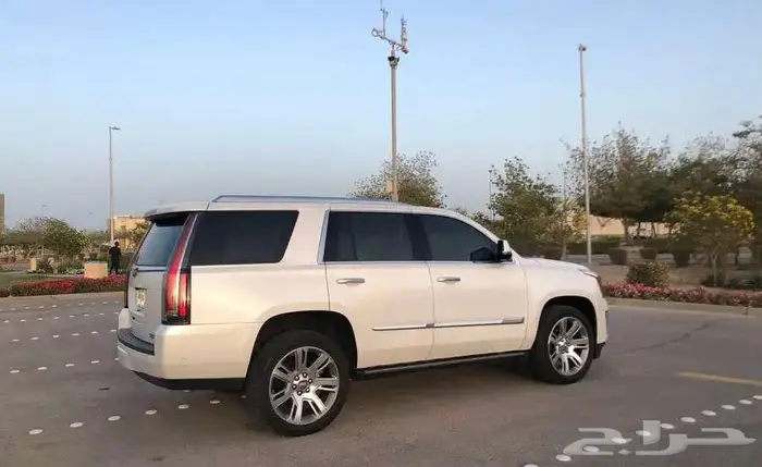 كاديلاك اسكاليد 2020 فل كامل قصير ممشي 34 ألف قليل مخزنة 52