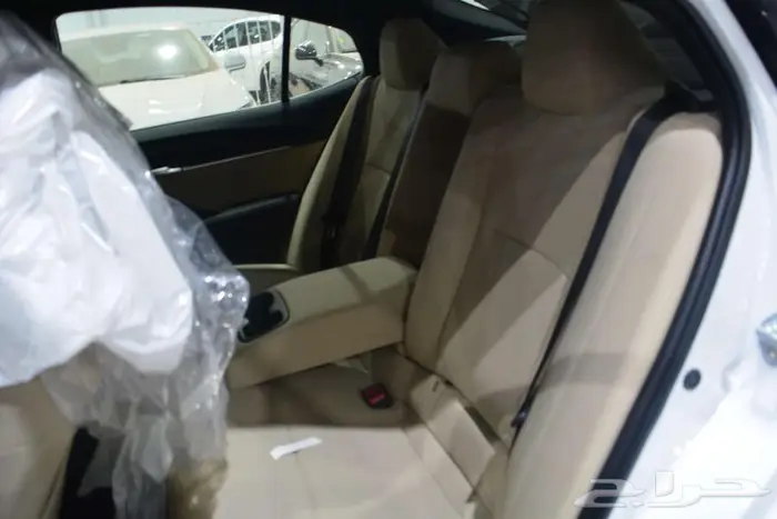 تويوتا كامري ال اي هايبرد 2025 أبيض وتيتانيوم اقل سعر كاش 8