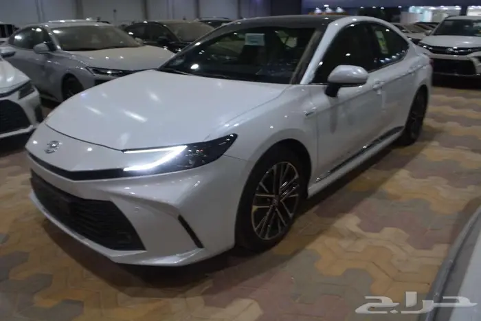 تويوتا كامري ال اي هايبرد 2025 أبيض وتيتانيوم اقل سعر كاش 2