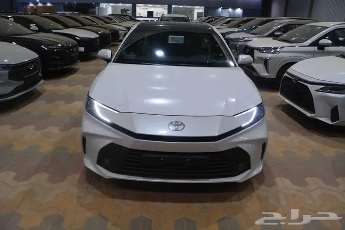 تويوتا كامري ال اي هايبرد 2025 أبيض وتيتانيوم اقل سعر كاش 0