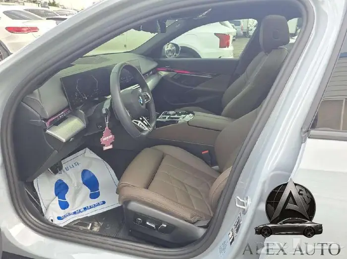 BMW 520i mkit Sport 2025 مملوكه ل للشركه 14