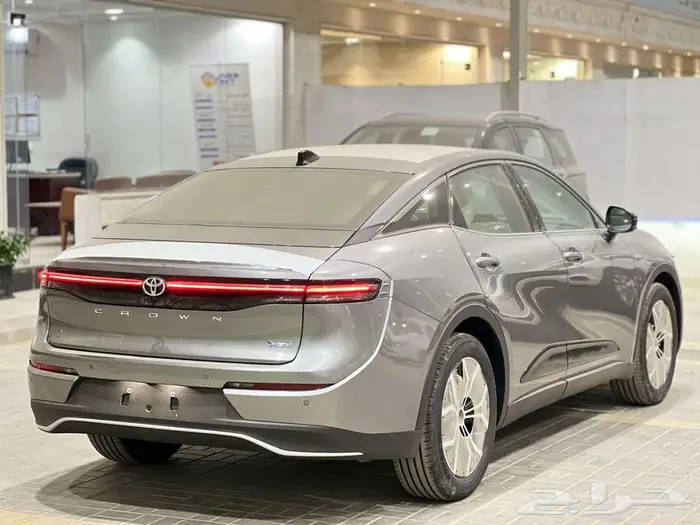 تويوتا كراون بريميوم هايبرد 2026 وبأقل الأسعار 4