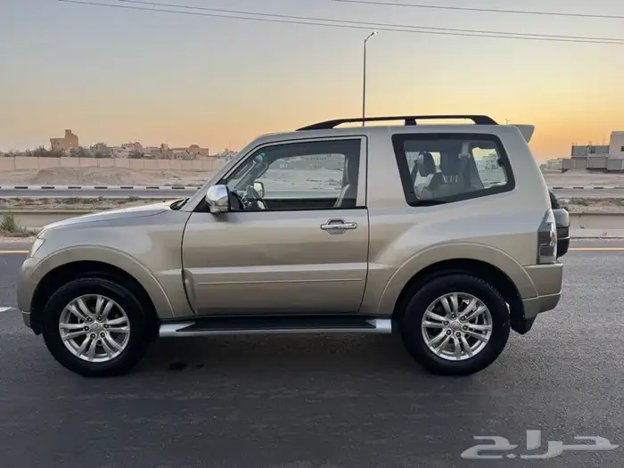 باجيرو ربع موديل 2016 لون ذهبي 1