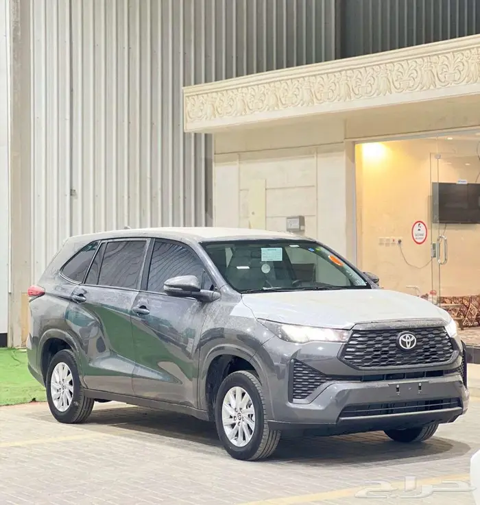 تويوتا انوفا بنزين موديل 2025 3