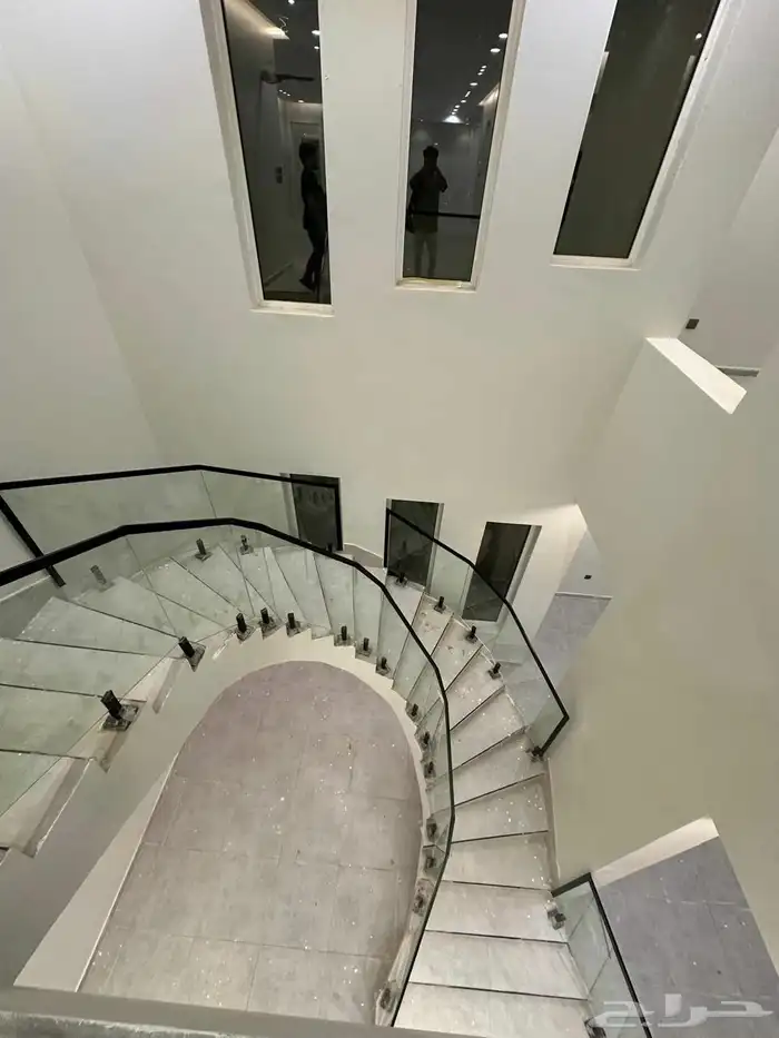 فلة فاخره جديدة مكونة من دورين في داخل حي البحيرات للايجار 6