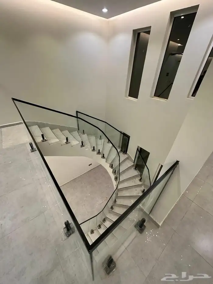 فلة فاخره جديدة مكونة من دورين في داخل حي البحيرات للايجار 2