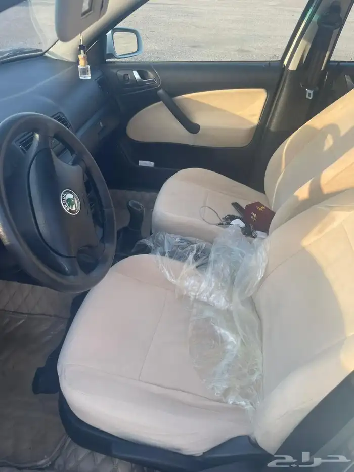 اسكودا 2006 لون ابيض مجددة ومفحصه فيها خلل في حذاف فقط 3