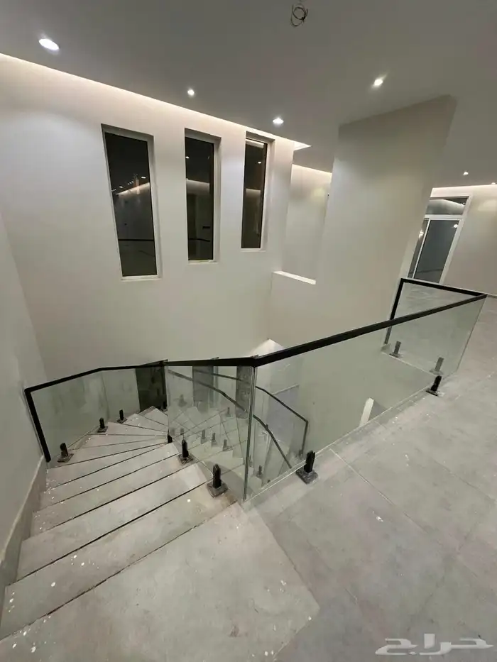 فلة فاخره جديدة مكونة من دورين في داخل حي البحيرات للايجار 9