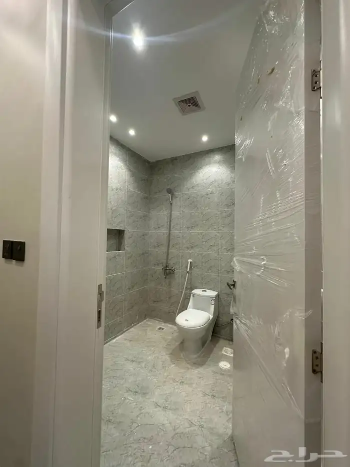 فلة فاخره جديدة مكونة من دورين في داخل حي البحيرات للايجار 7