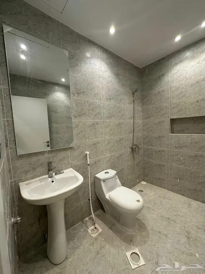 فلة فاخره جديدة مكونة من دورين في داخل حي البحيرات للايجار 5