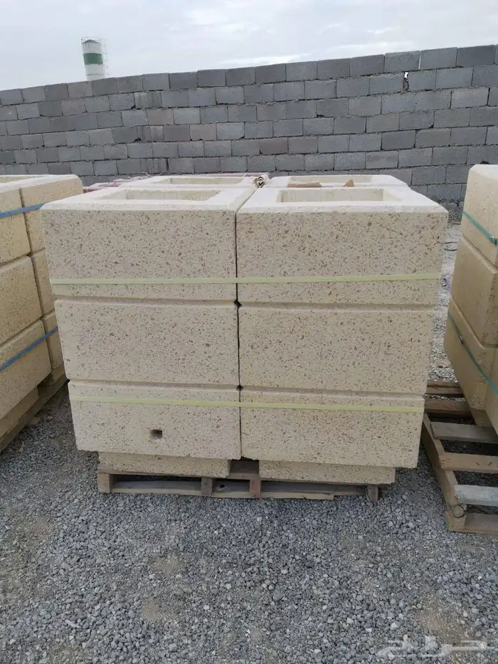 توفر لدينا احواض زراعة للحدائق والاماكن العامة وأيضا  كراسي 4