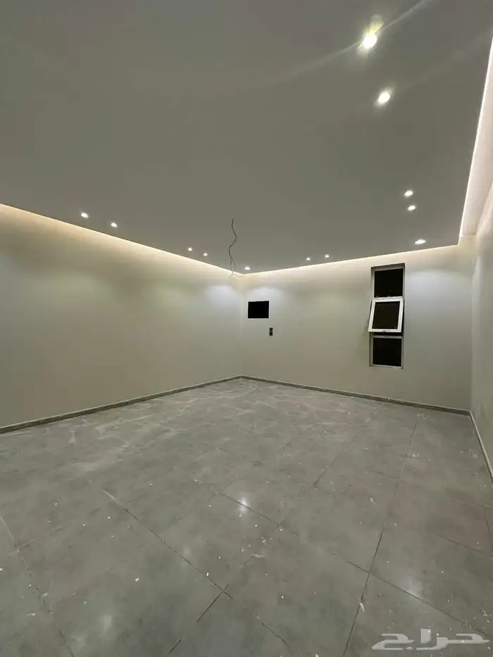 فلة فاخره جديدة مكونة من دورين في داخل حي البحيرات للايجار 1