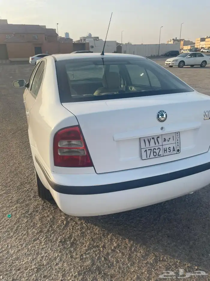 اسكودا 2006 لون ابيض مجددة ومفحصه فيها خلل في حذاف فقط 5