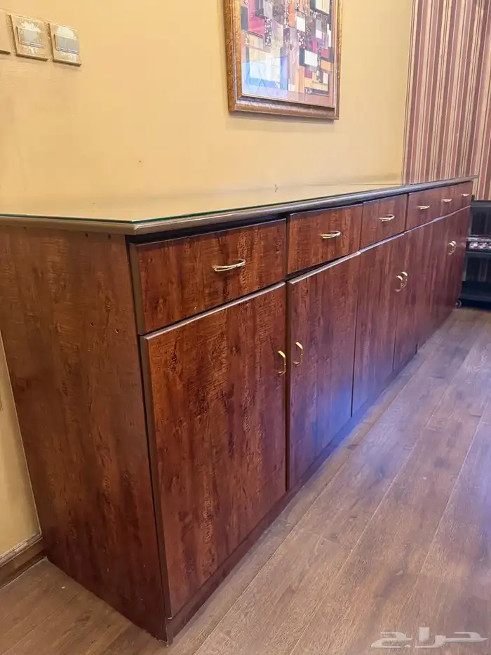 طاولة طعام وملحقاتها للبيع 12 كرسي طاوله عدد البوفيه 2 3