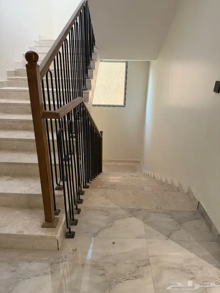 للايجار مكاتب اداريه في حي الافق 4