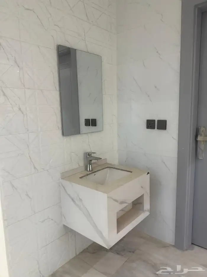 للايجار مكاتب اداريه في حي الافق 5