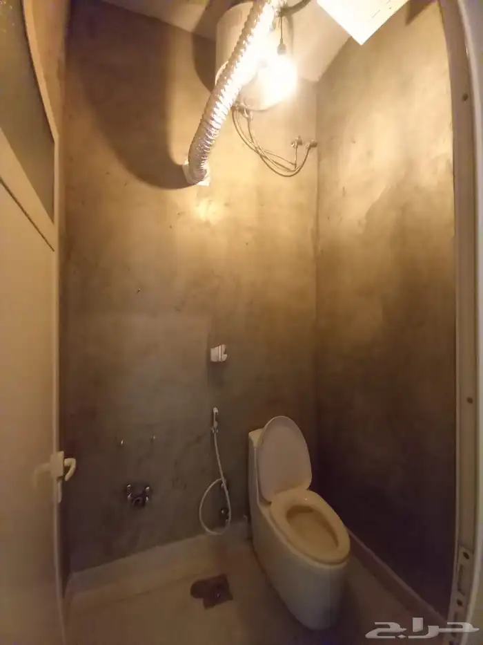 محل تجاري موقع مميز زاوية 8