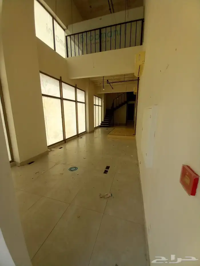 محل تجاري موقع مميز زاوية 3