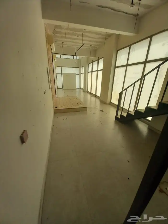 محل تجاري موقع مميز زاوية 4