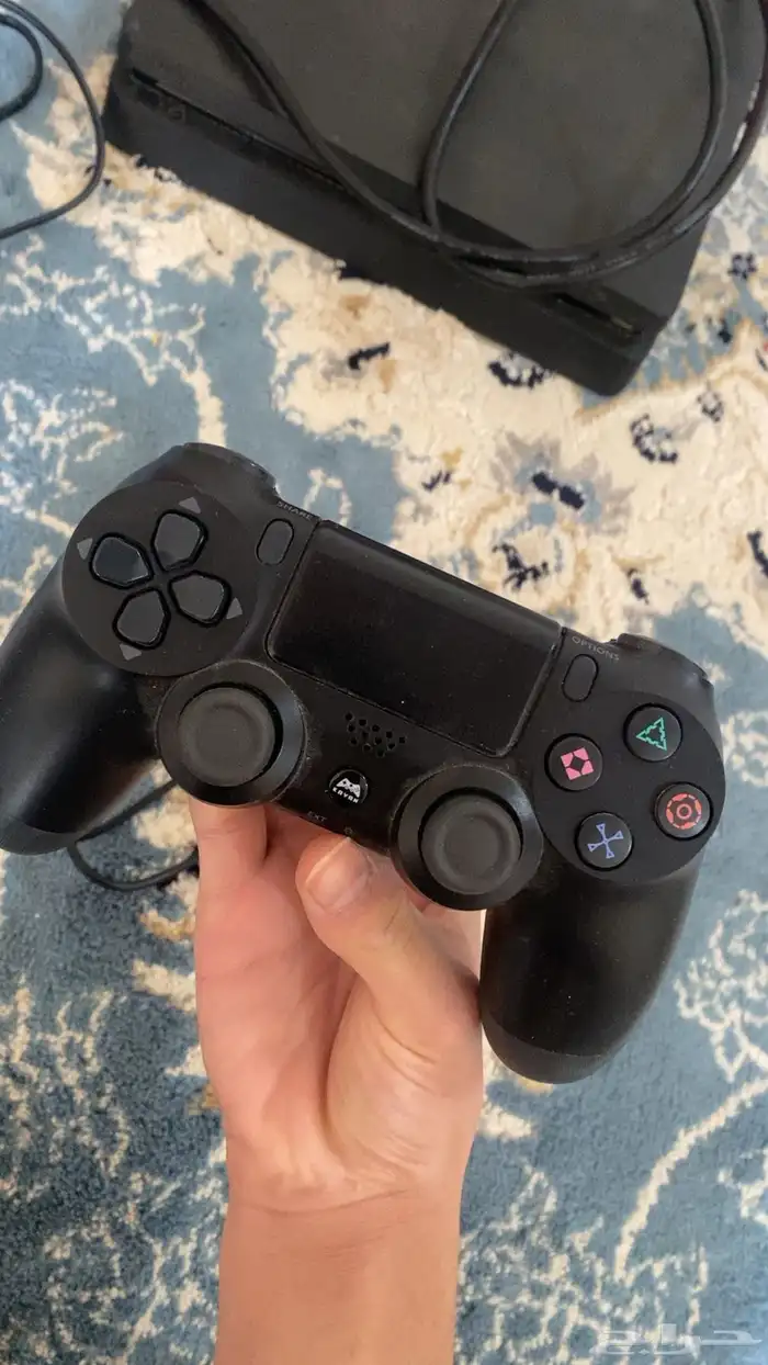 سوني  فور شبه جديد نضيف بالحيل بس يبي له هاردسك هو شغال 5