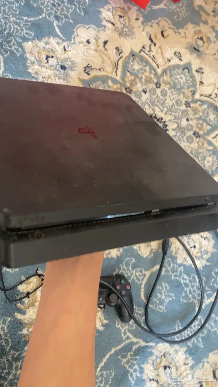 سوني  فور شبه جديد نضيف بالحيل بس يبي له هاردسك هو شغال 3