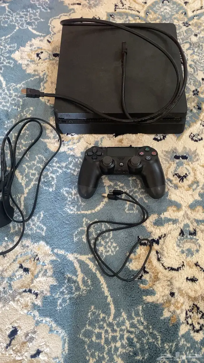 سوني  فور شبه جديد نضيف بالحيل بس يبي له هاردسك هو شغال 1