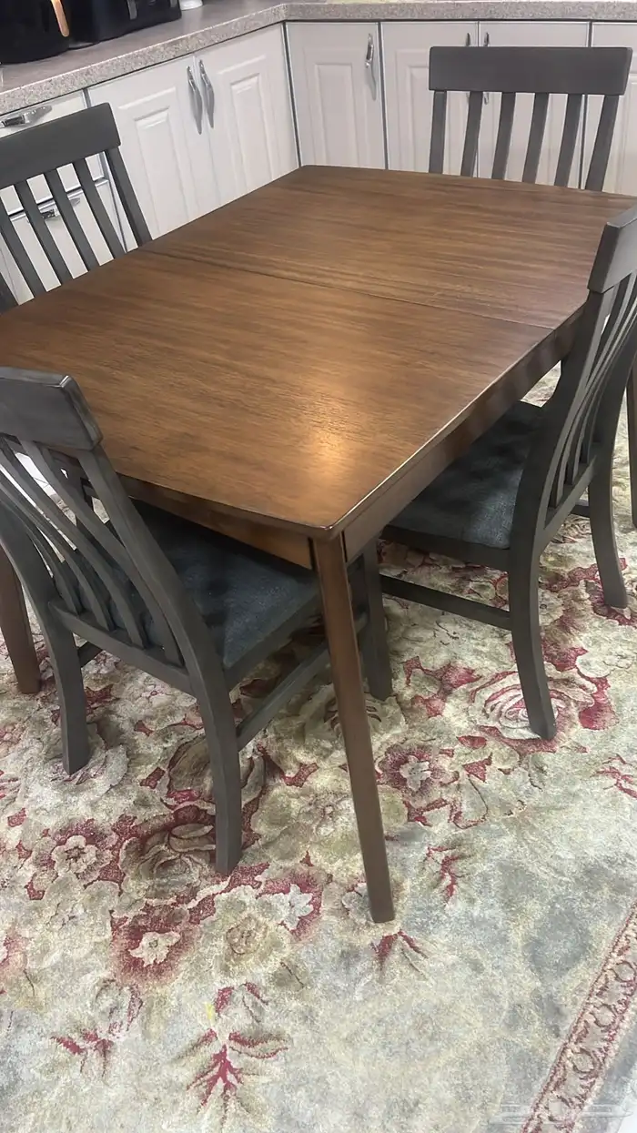 طاولة طعام ماركه آشلي مع أربع كراسي آشلي جديده 1