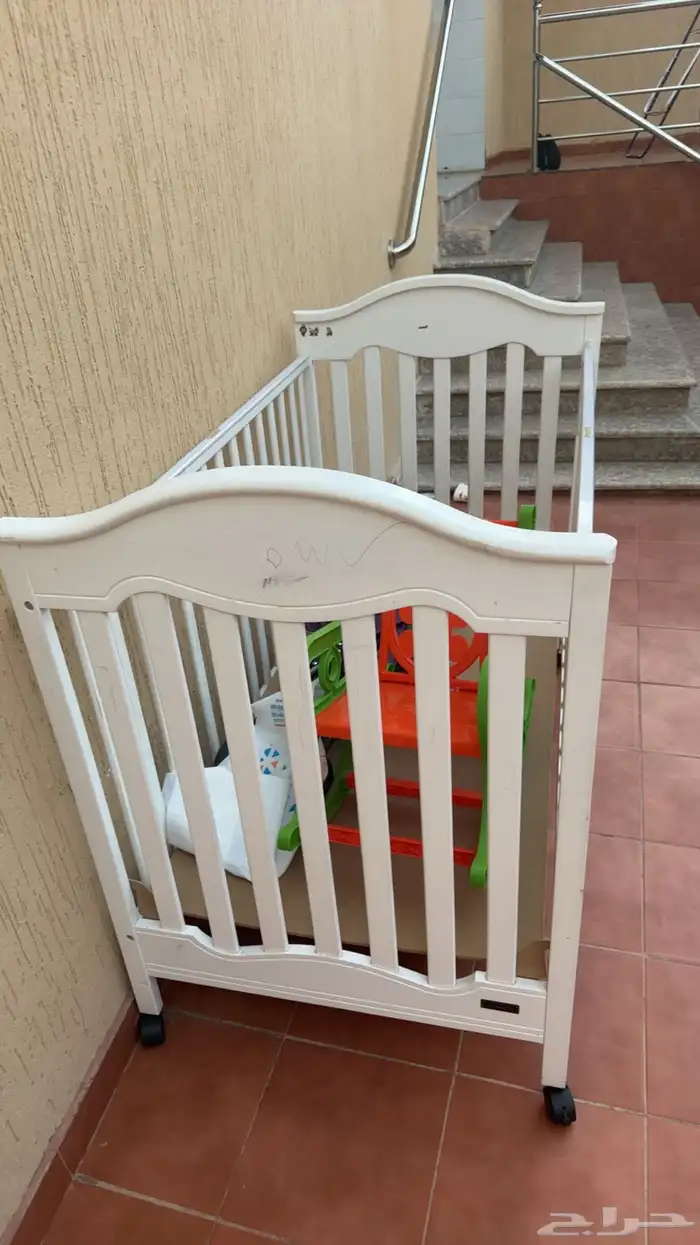 سرير اطفال مع عربية وكرسي صغير 0