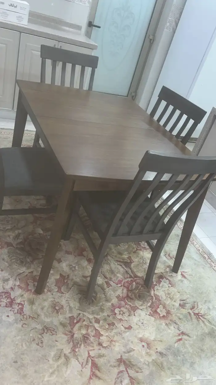 طاولة طعام ماركه آشلي مع أربع كراسي آشلي جديده 5