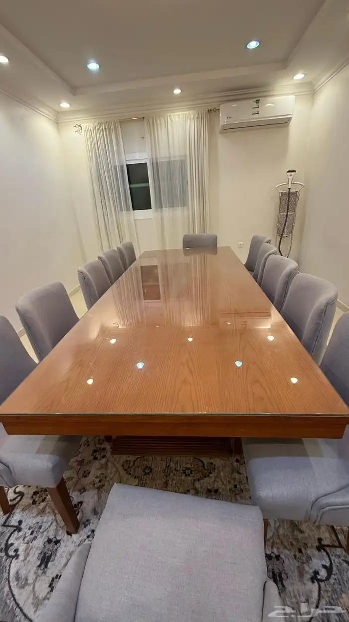 طاولة طعام مفصلة من السنديان 1