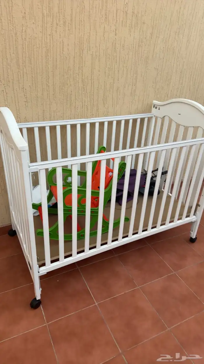 سرير اطفال مع عربية وكرسي صغير 2