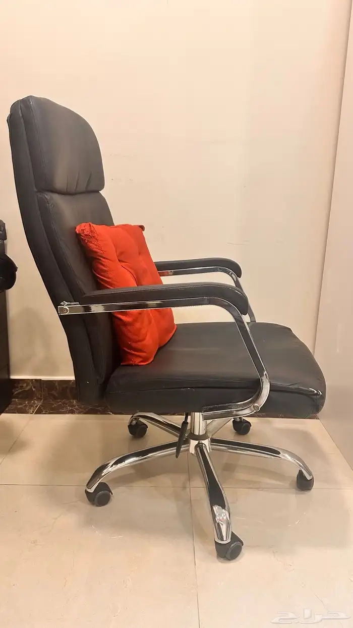 كرسي مكتبي شبه جديد استخدام قليل ينفع ايضا لالعاب القيم 0