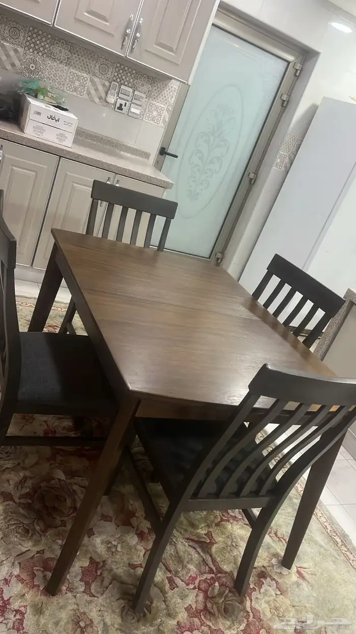 طاولة طعام ماركه آشلي مع أربع كراسي آشلي جديده 3