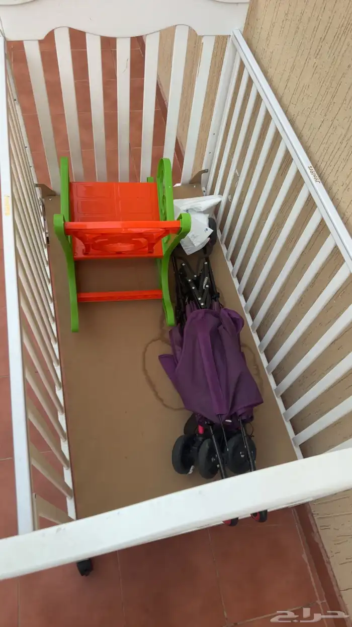 سرير اطفال مع عربية وكرسي صغير 1