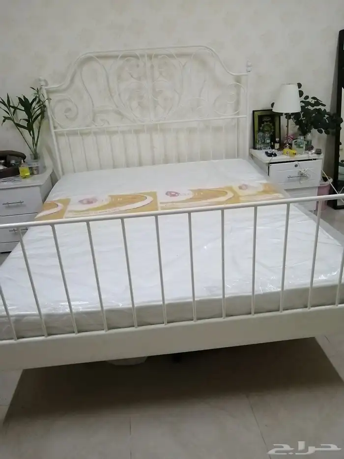 سرير من ايكيا نظيف مع المرتبة مقاس نفرين 2