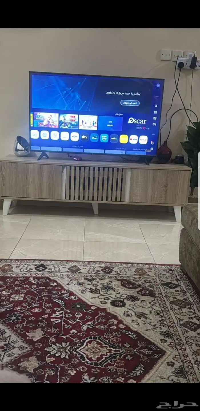 شاشة تلفزيون ذكي مع دولاب 0