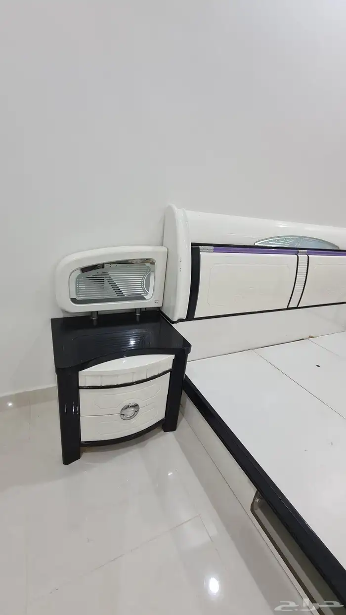 سرير ودولاب غرفة نوم شبه جديدة 1