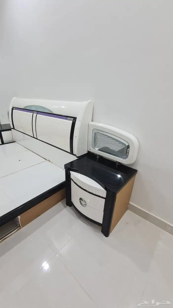 سرير ودولاب غرفة نوم شبه جديدة 4