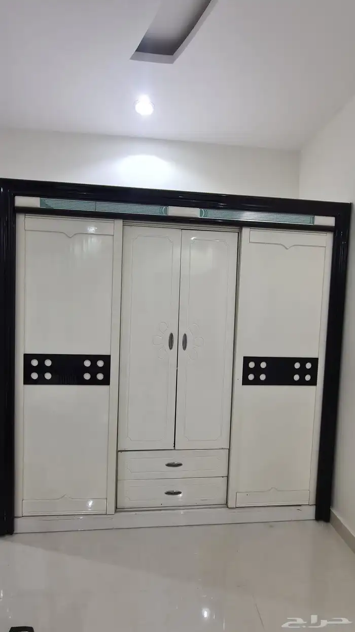 سرير ودولاب غرفة نوم شبه جديدة 8