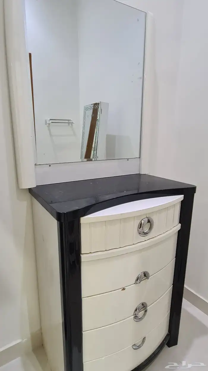 سرير ودولاب غرفة نوم شبه جديدة 5