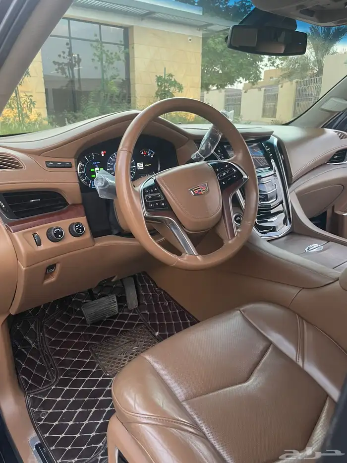 سيارة مميزة بنظافتها وممشاها اسكاليد بلاتيتيوم 15