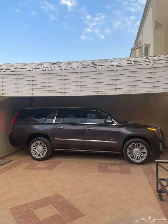 سيارة مميزة بنظافتها وممشاها اسكاليد بلاتيتيوم 43