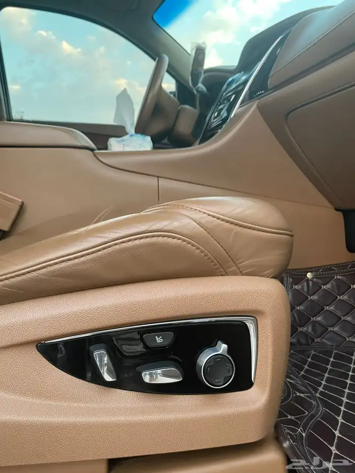 سيارة مميزة بنظافتها وممشاها اسكاليد بلاتيتيوم 18