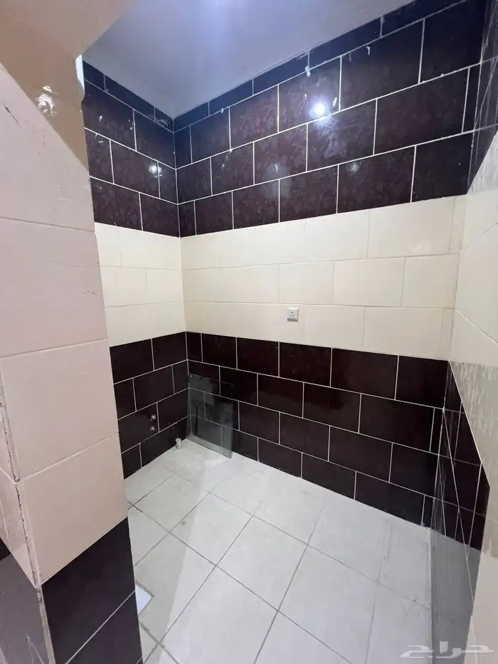 شقة للإيجار ( 4 غرف - 3 دورات مياه - مدخلين ) 10