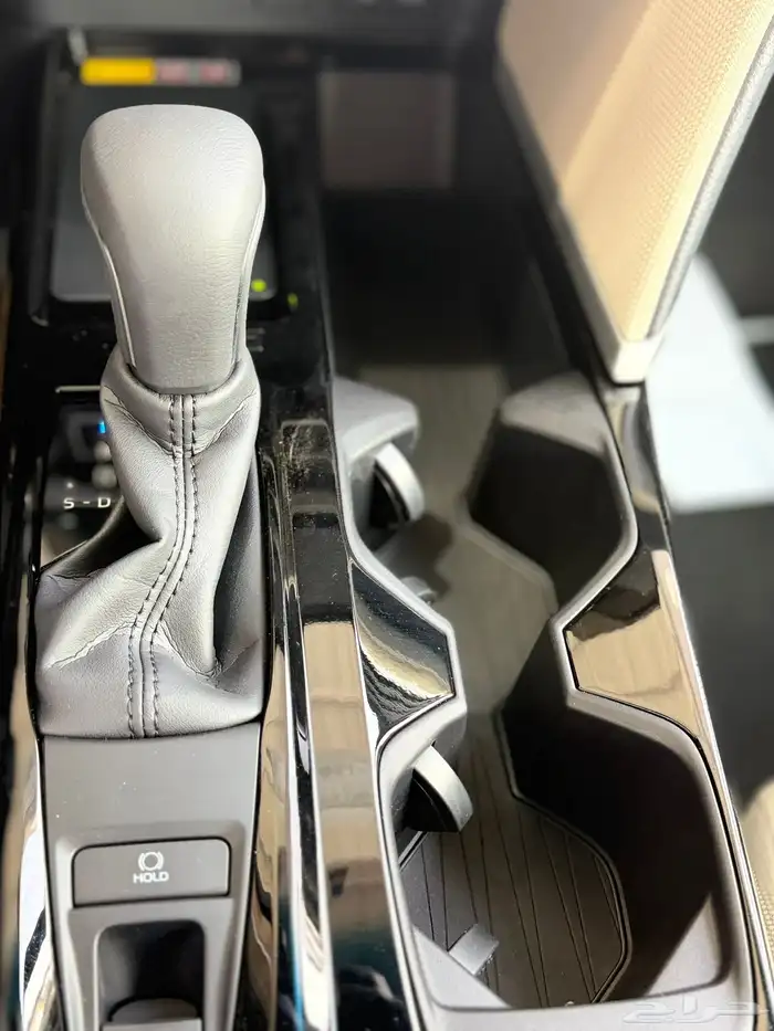 كامري 2025 LE بنزين سعودي ابيض تيتانيوم 18