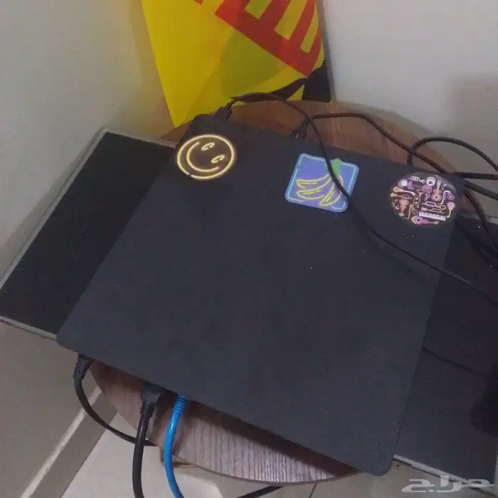 سوني فور مع يدتين اصليه اول وحده كويسه ثاني وحده تحتاج تصليح 0