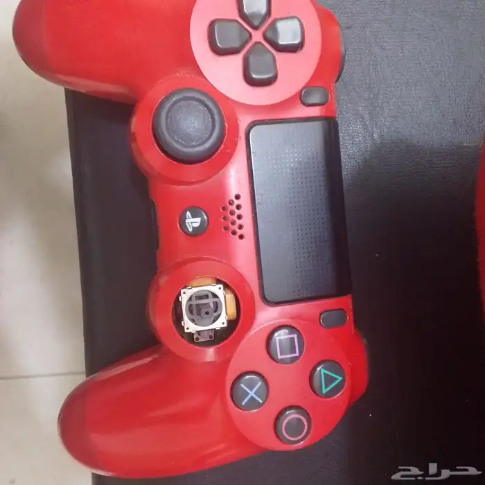 سوني فور مع يدتين اصليه اول وحده كويسه ثاني وحده تحتاج تصليح 1