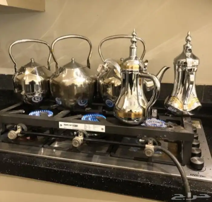 يوجد لدينا تاجير جلسات كراسي طاولات ملكي كراسي احمر مع 7