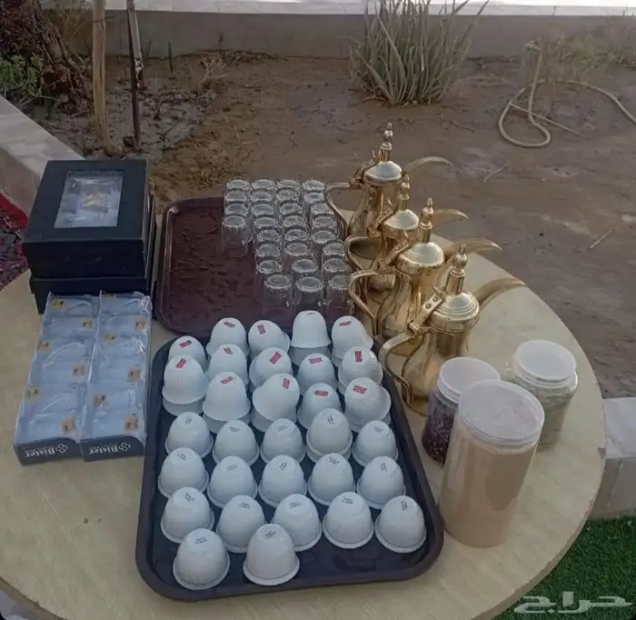 يوجد لدينا تاجير جلسات كراسي طاولات ملكي كراسي احمر مع 5