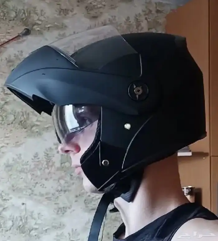 خوذه دراجه ناريه معاها سماعه و قلفز كلها جديده 6